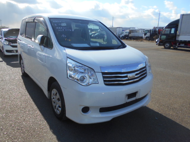 Toyota Noah 2014