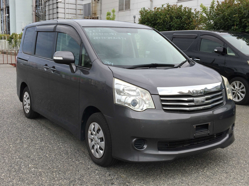 Toyota Noah 2013