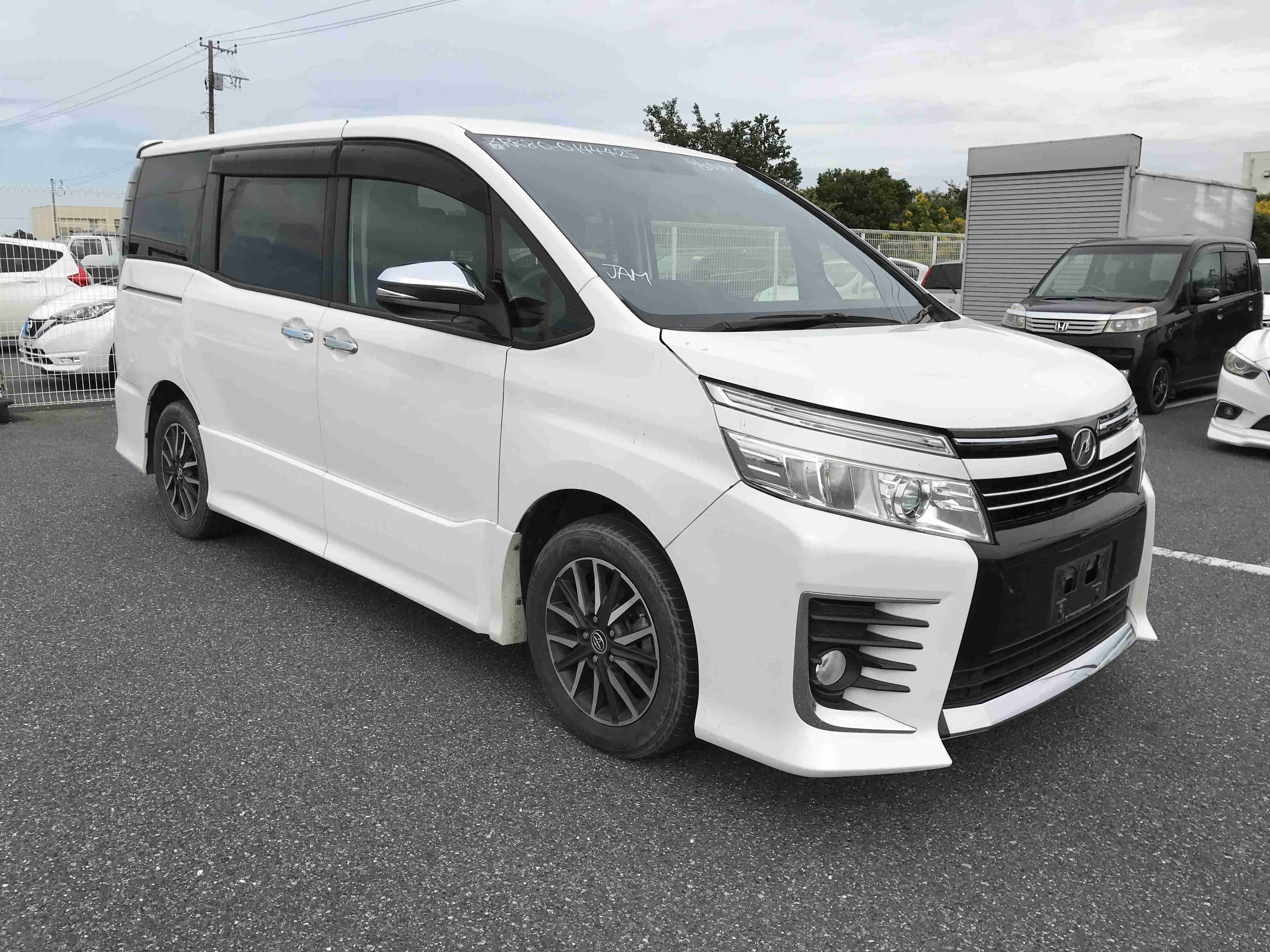 Toyota Voxy 2015