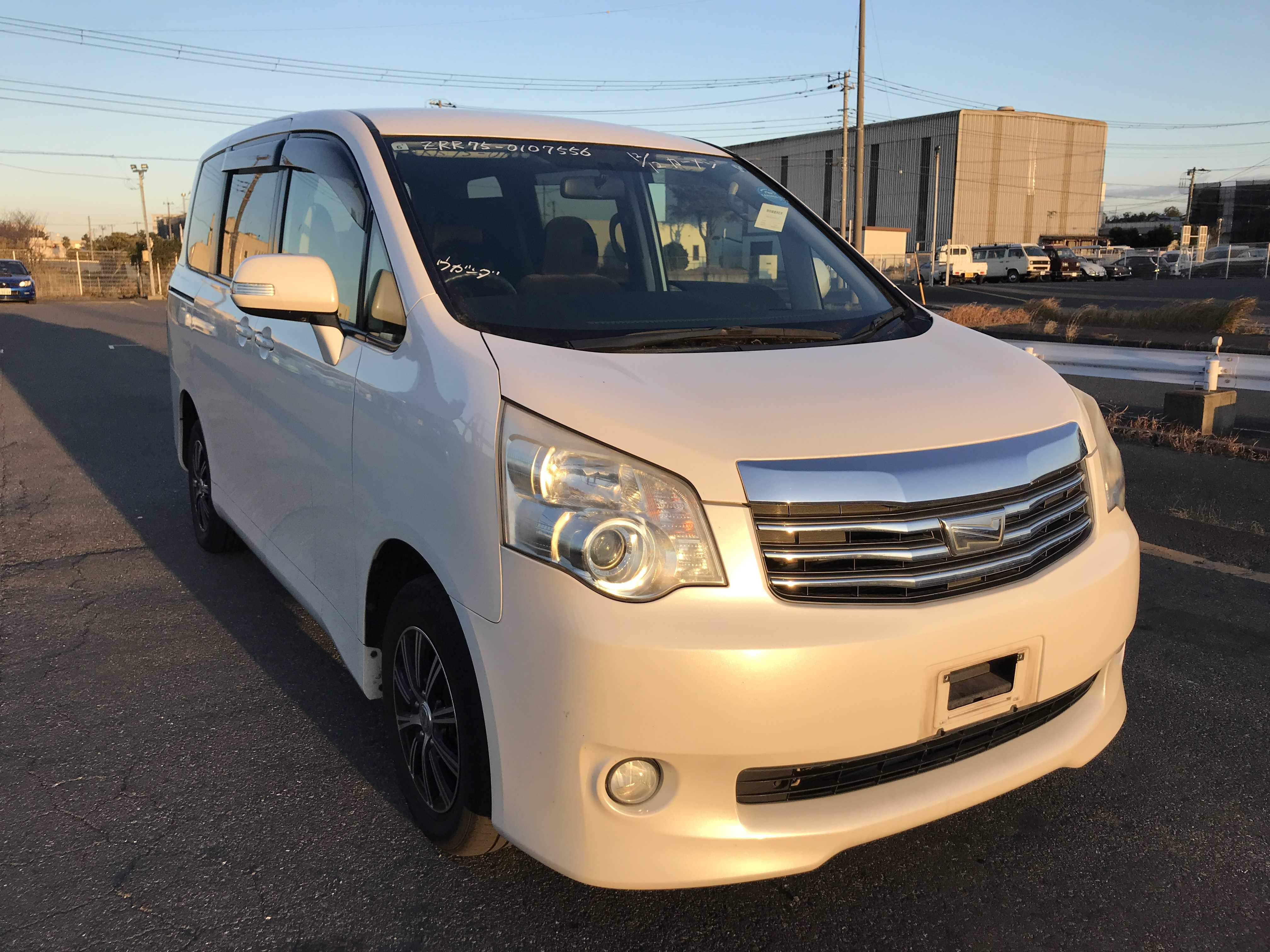 Toyota Noah 2013