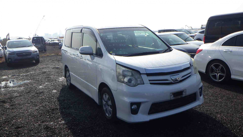 Toyota Noah 2013