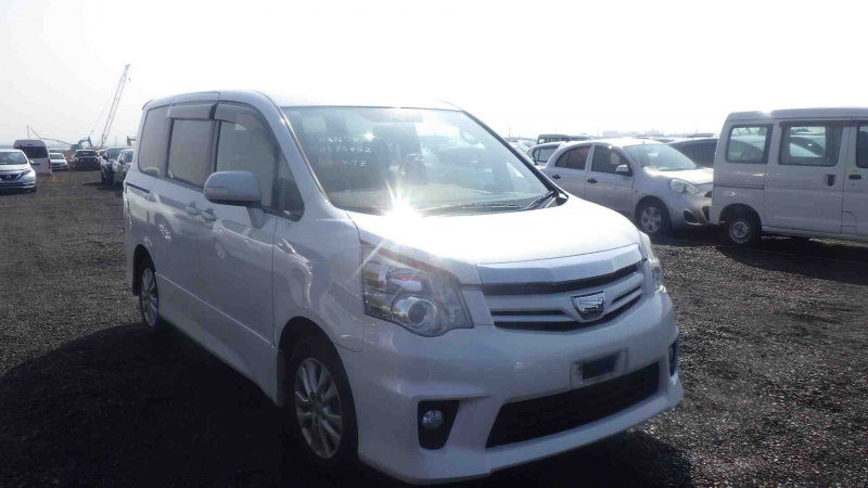 Toyota Noah 2013