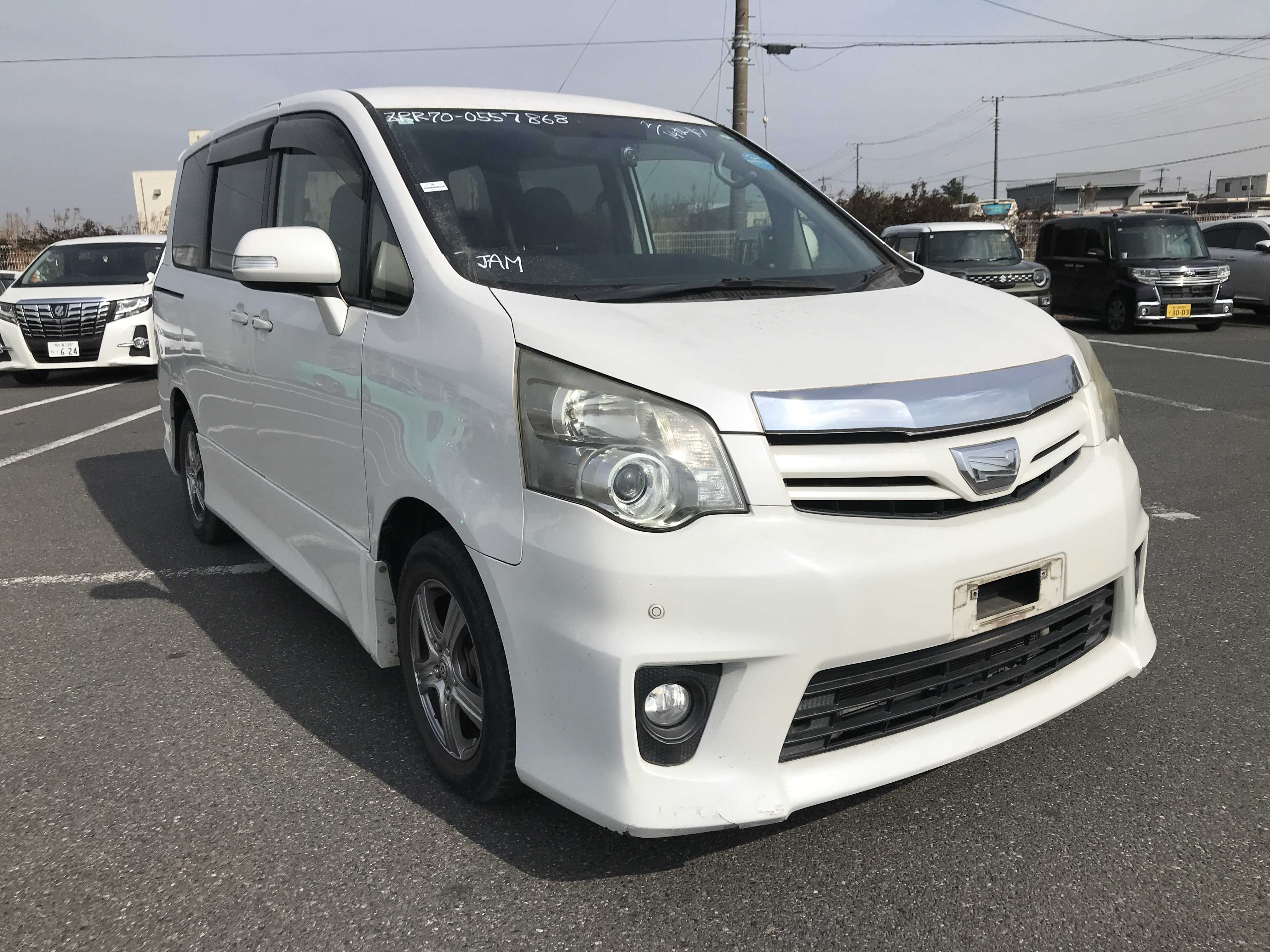 Toyota Noah 2013