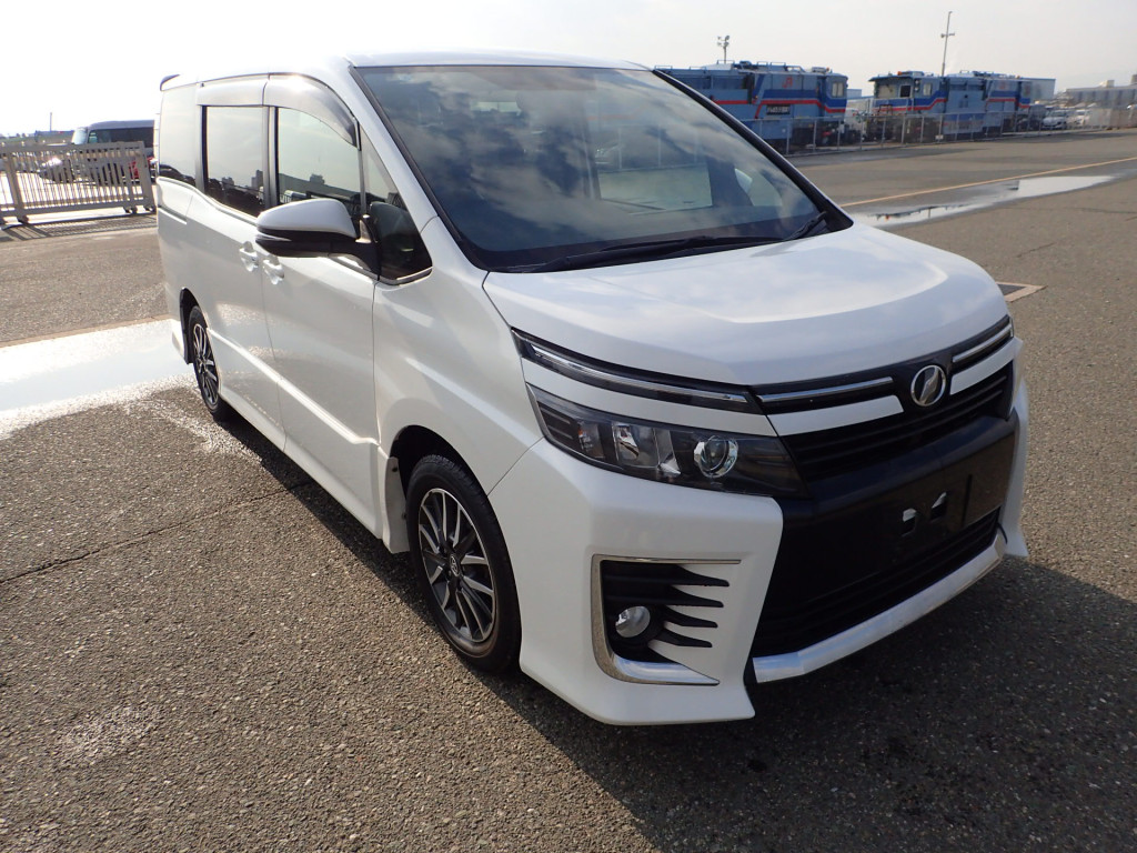 Toyota Voxy 2014