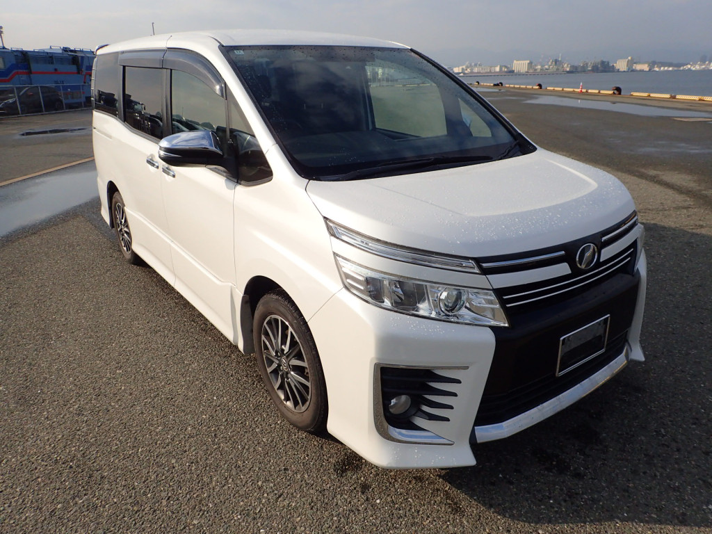 Toyota Voxy 2014