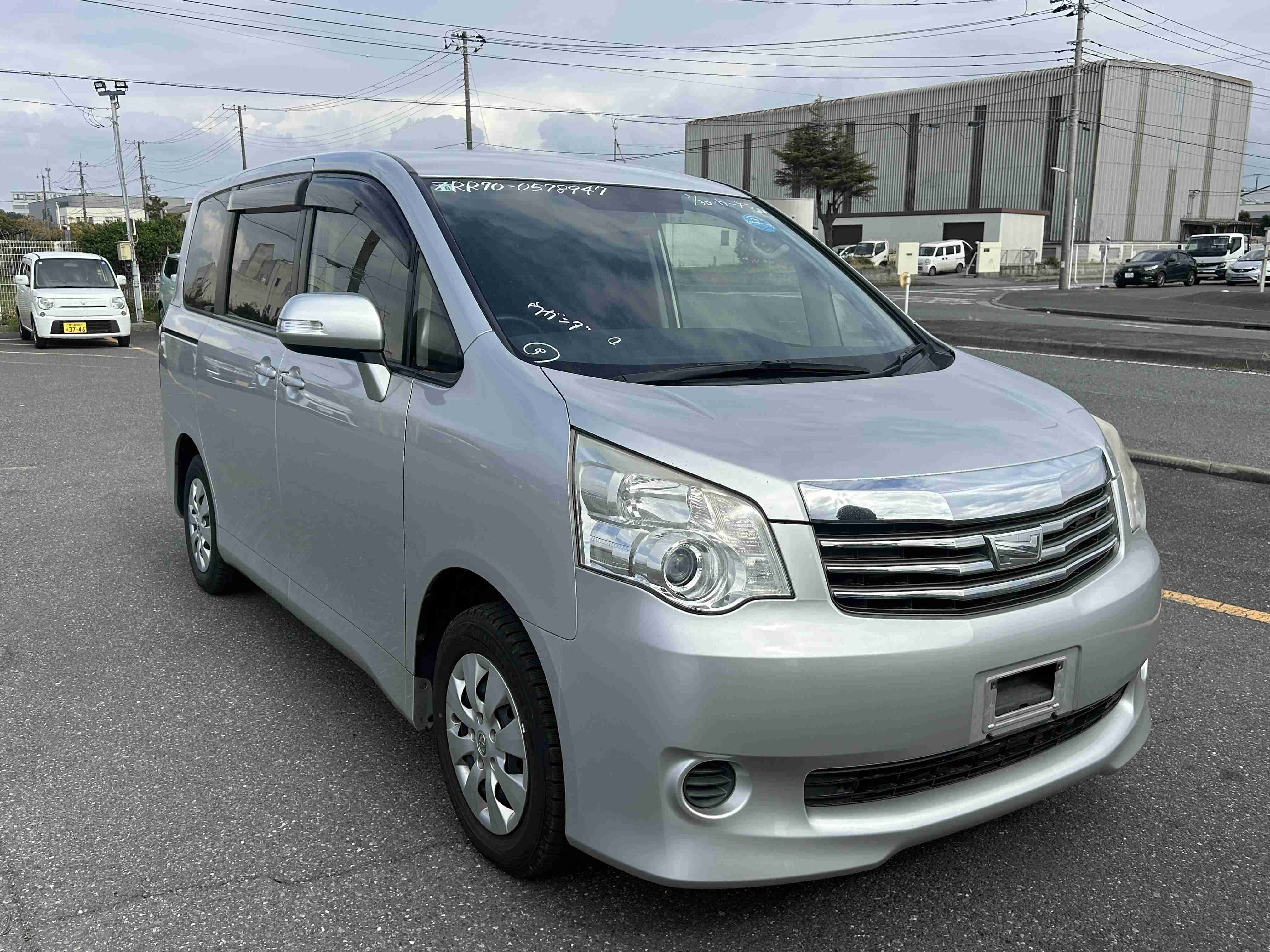 Toyota Noah 2013