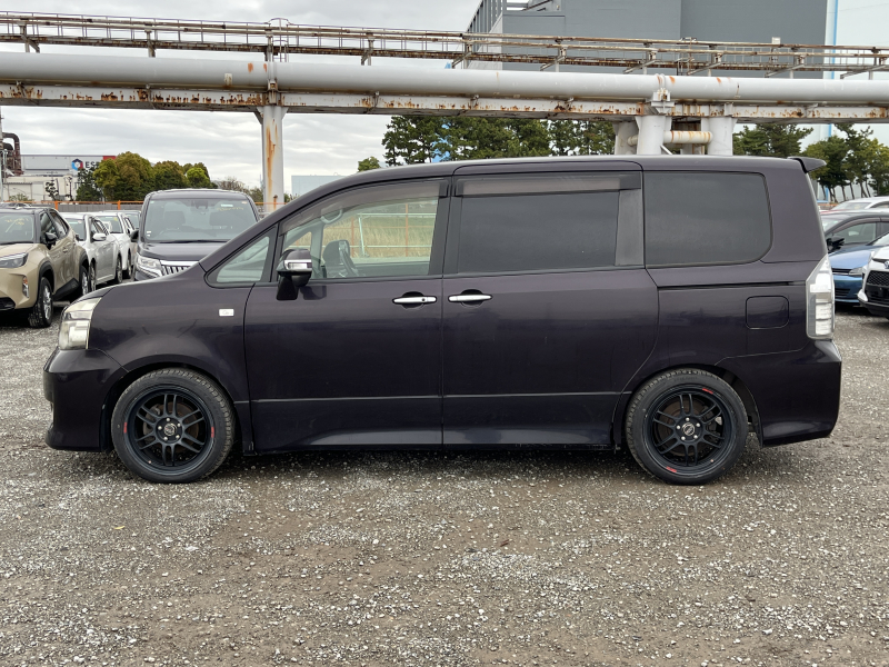 Toyota Voxy 2010