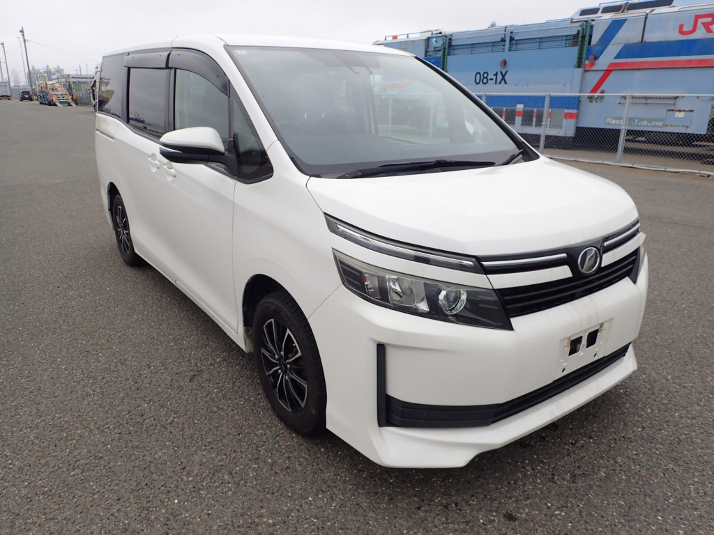 Toyota Voxy 2016