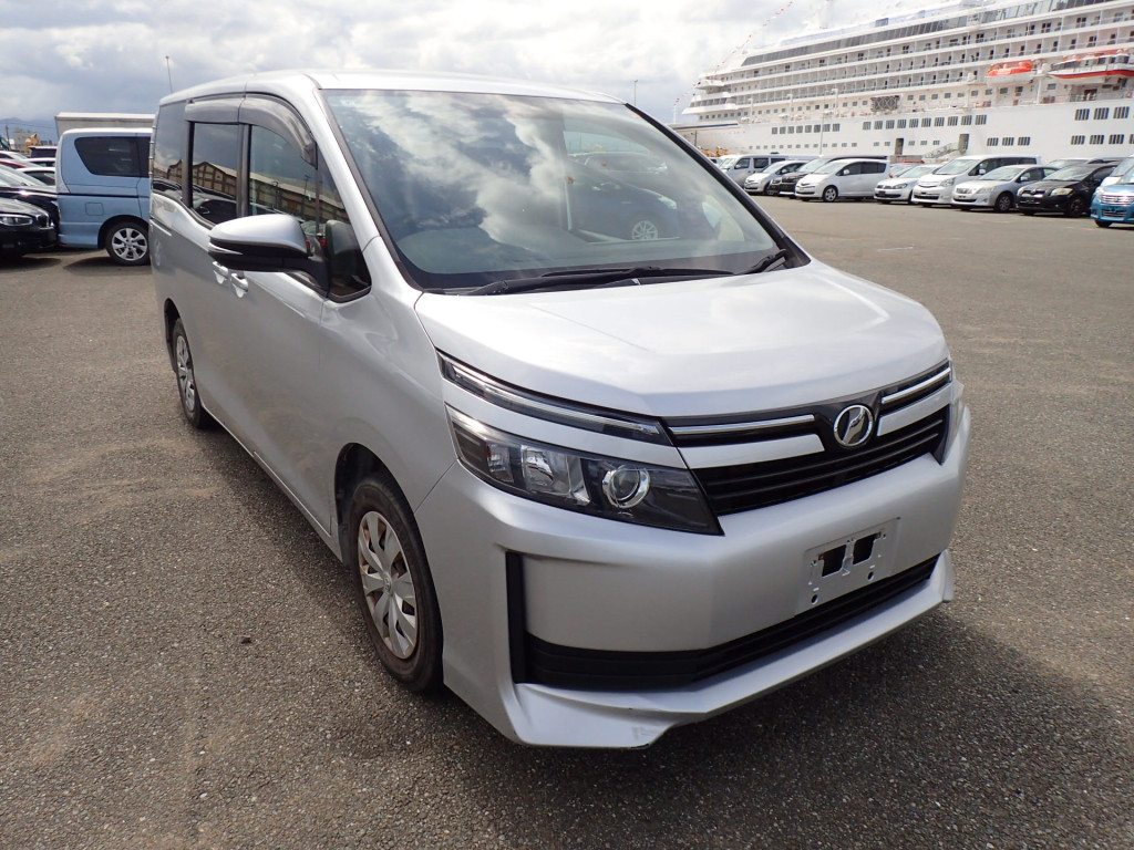 Toyota Voxy 2015