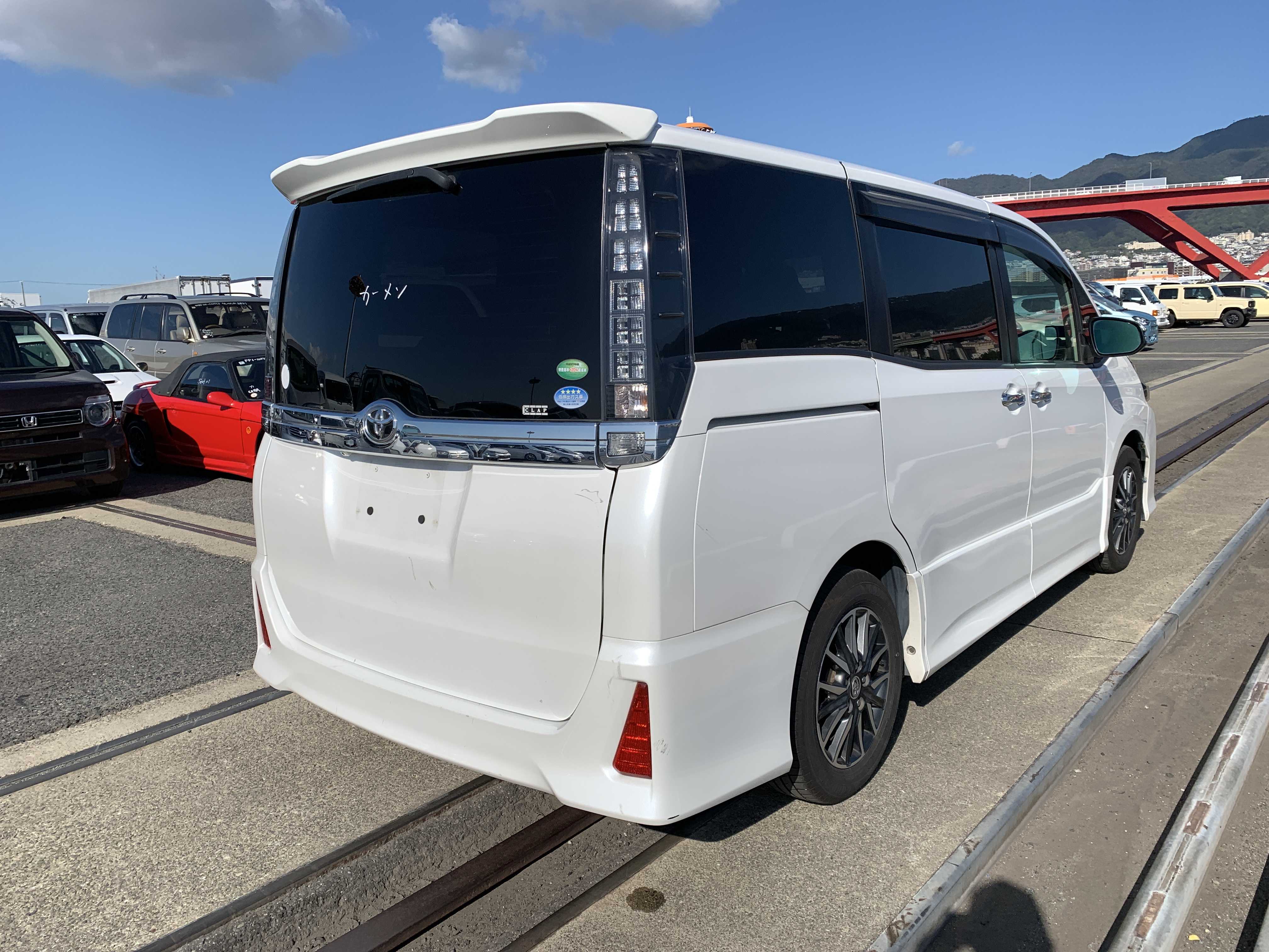Toyota Voxy 2016
