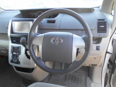 Toyota Noah 2014