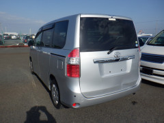Toyota Noah 2010