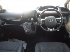 Toyota Sienta 2015