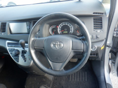 Toyota Isis 2014
