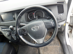 Toyota Isis 2014