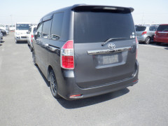 Toyota Noah 2008