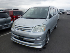 Toyota Noah 2006