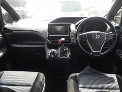 Toyota Voxy 2014