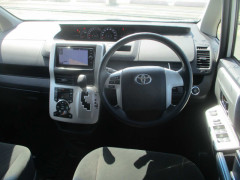 Toyota Noah 2012
