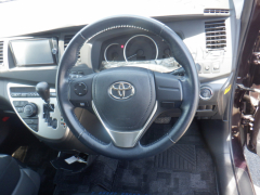 Toyota Isis 2014