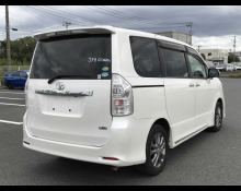 Toyota Voxy 2012