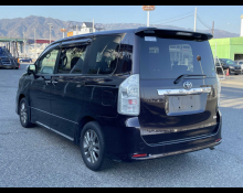 Toyota Voxy 2013
