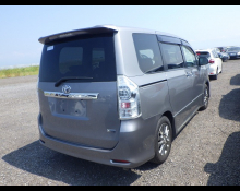 Toyota Voxy 2013