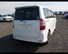 Toyota Noah 2011