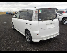 Toyota Sienta 2011