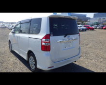 Toyota Noah 2012