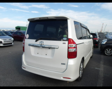 Toyota Noah 2012