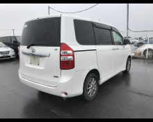 Toyota Noah 2012