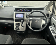 Toyota Noah 2013
