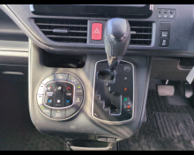 Toyota Voxy 2014