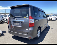 Toyota Noah 2011