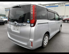Toyota Noah 2015