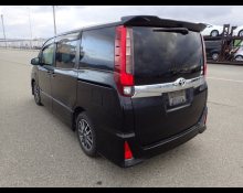 Toyota Noah 2015