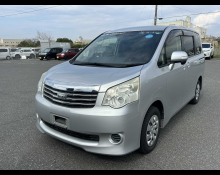 Toyota Noah 2013