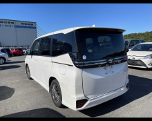 Toyota Voxy 2023