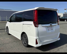 Toyota Noah 2015
