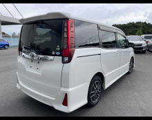 Toyota Noah 2015