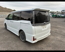Toyota Voxy 2015