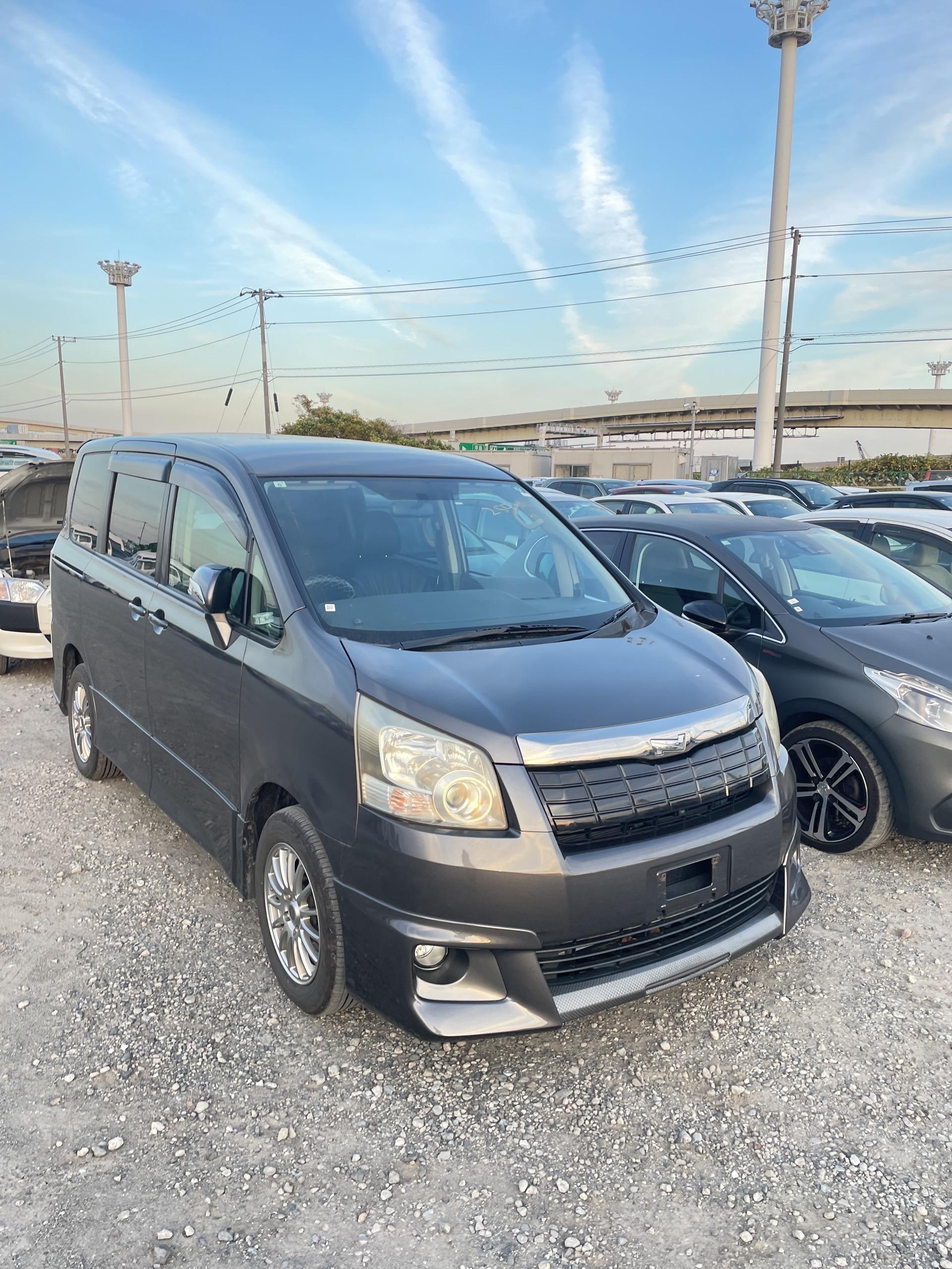 Toyota Noah 2009