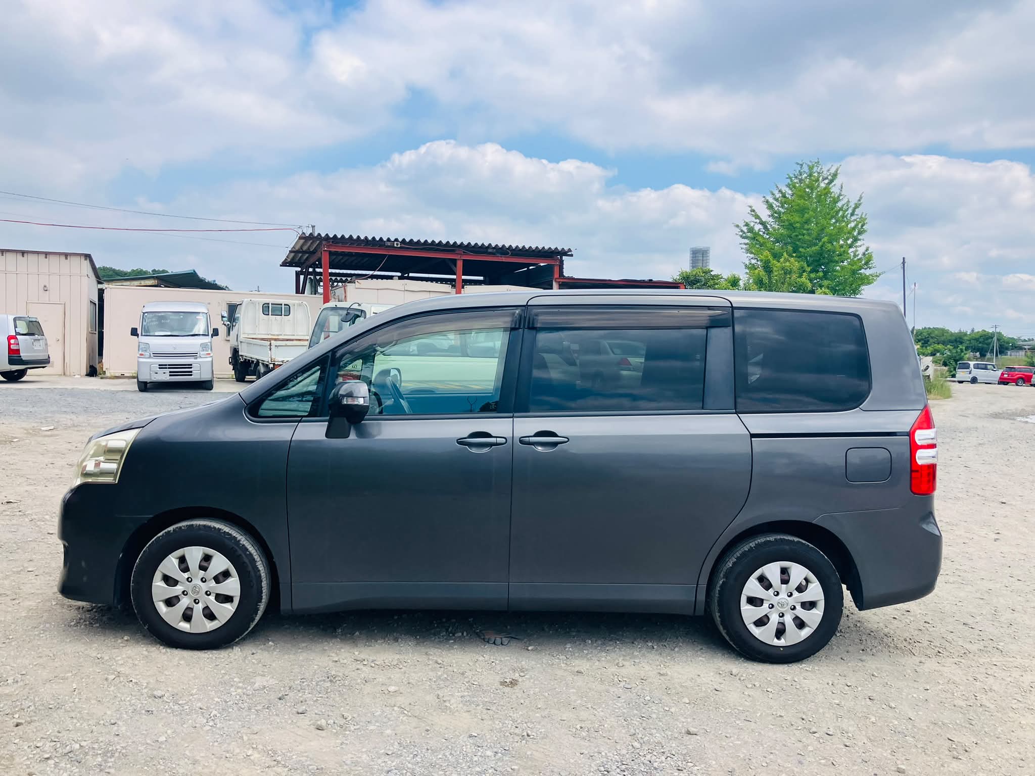 Toyota Noah 2013